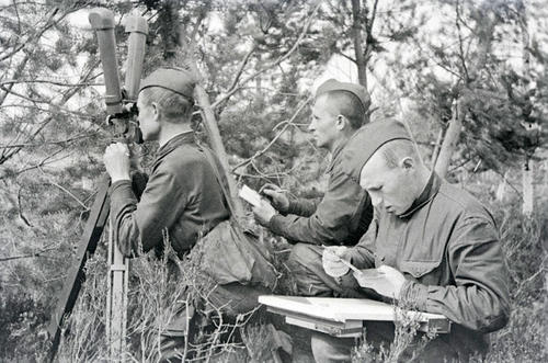 Artillery observers.jpg