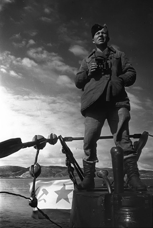 Signalman submarine Series XIV of the Cruising K-21. Signaller is on a pedestal periscope.jpg