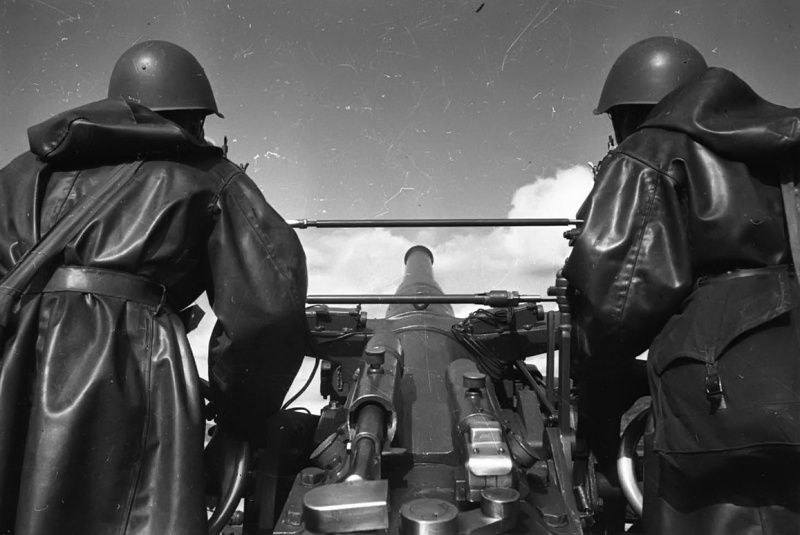 The calculation of feed 102-mm naval guns of the Soviet Northern Fleet destroyers.jpg